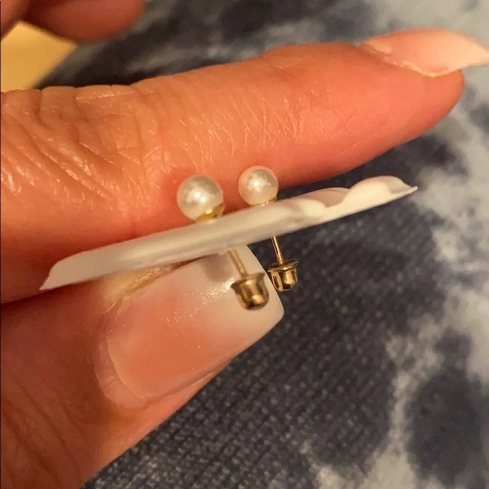14k yellow Gold 4mm  white Pearl Stud Earrings